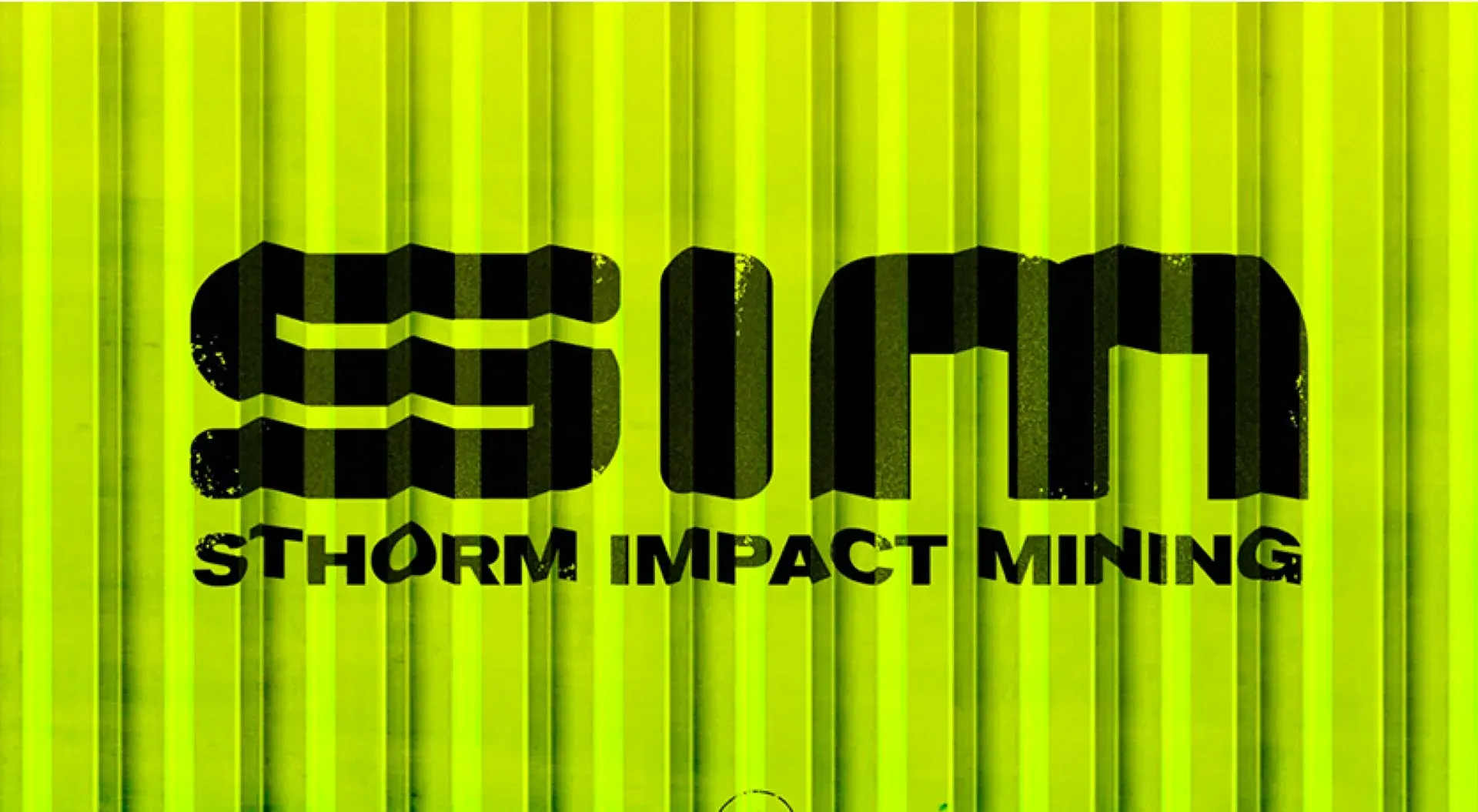 A marca S.I.M. Sthorm Impact Mining em preto sobre a chapa corrugada verde-limão de um contêiner.