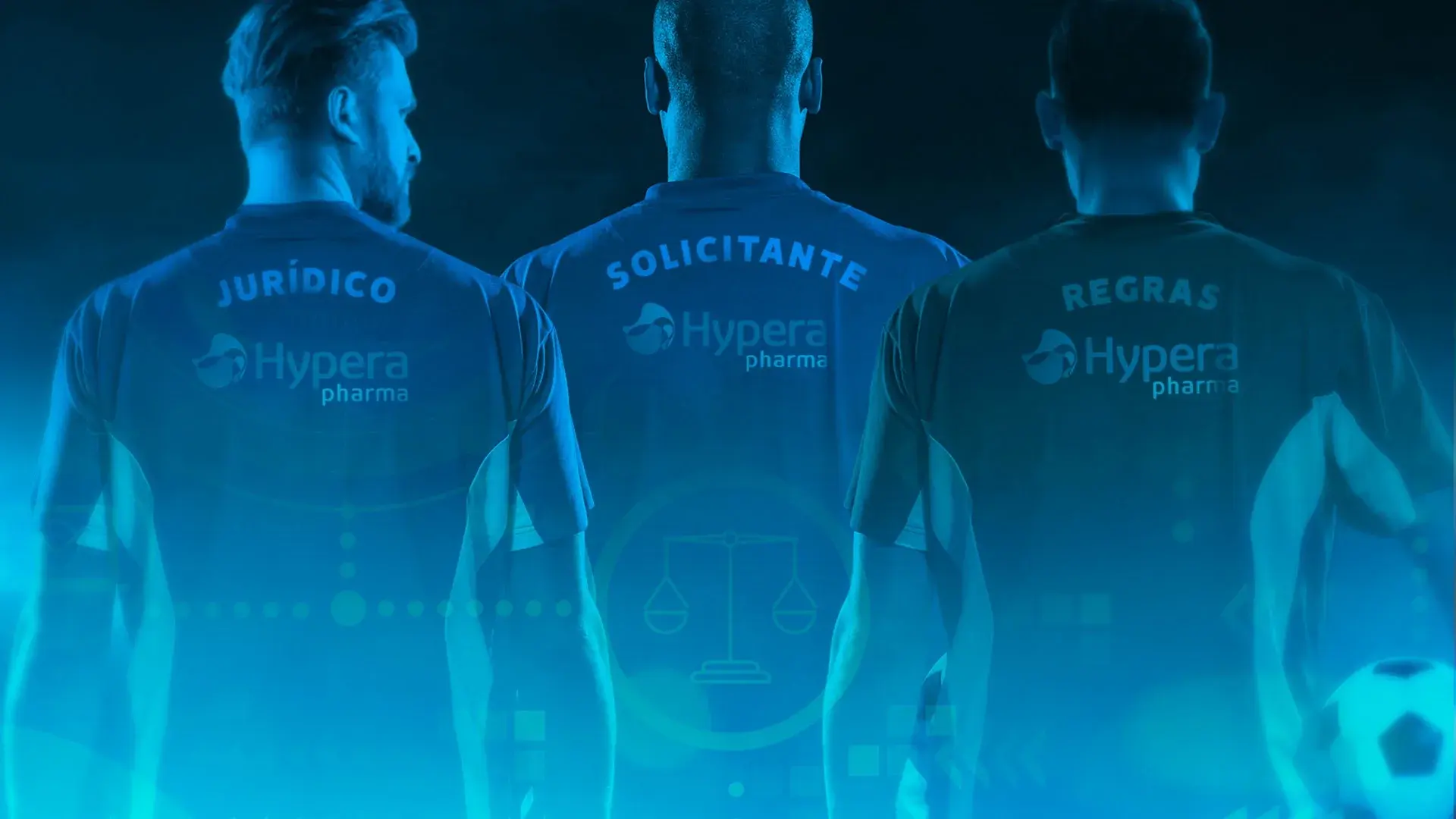 Três pessoas de costas vestindo camisas da Hypera Pharma com os papéis do processo nas costas: jurídico, solicitante e regras. Ao fundo, uma balança da justiça e uma bola de futebol.