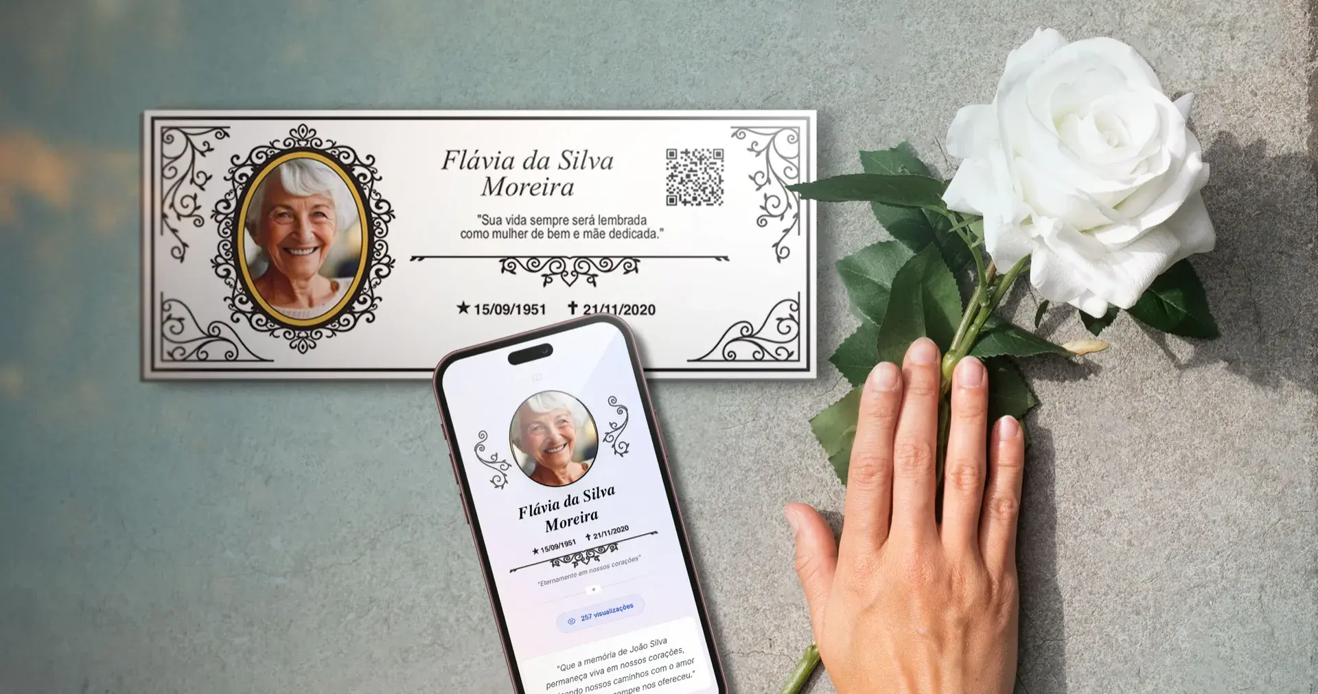 Placa de porcelana instalada com foto, nome, datas e QR code, ao lado de um celular exibindo a página digital da mesma pessoa.